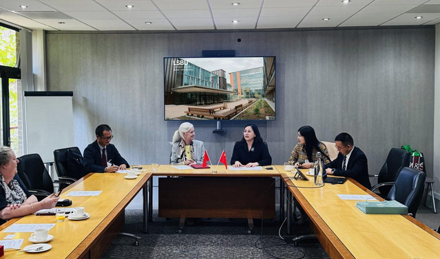 与英国伦敦南岸大学合作研讨